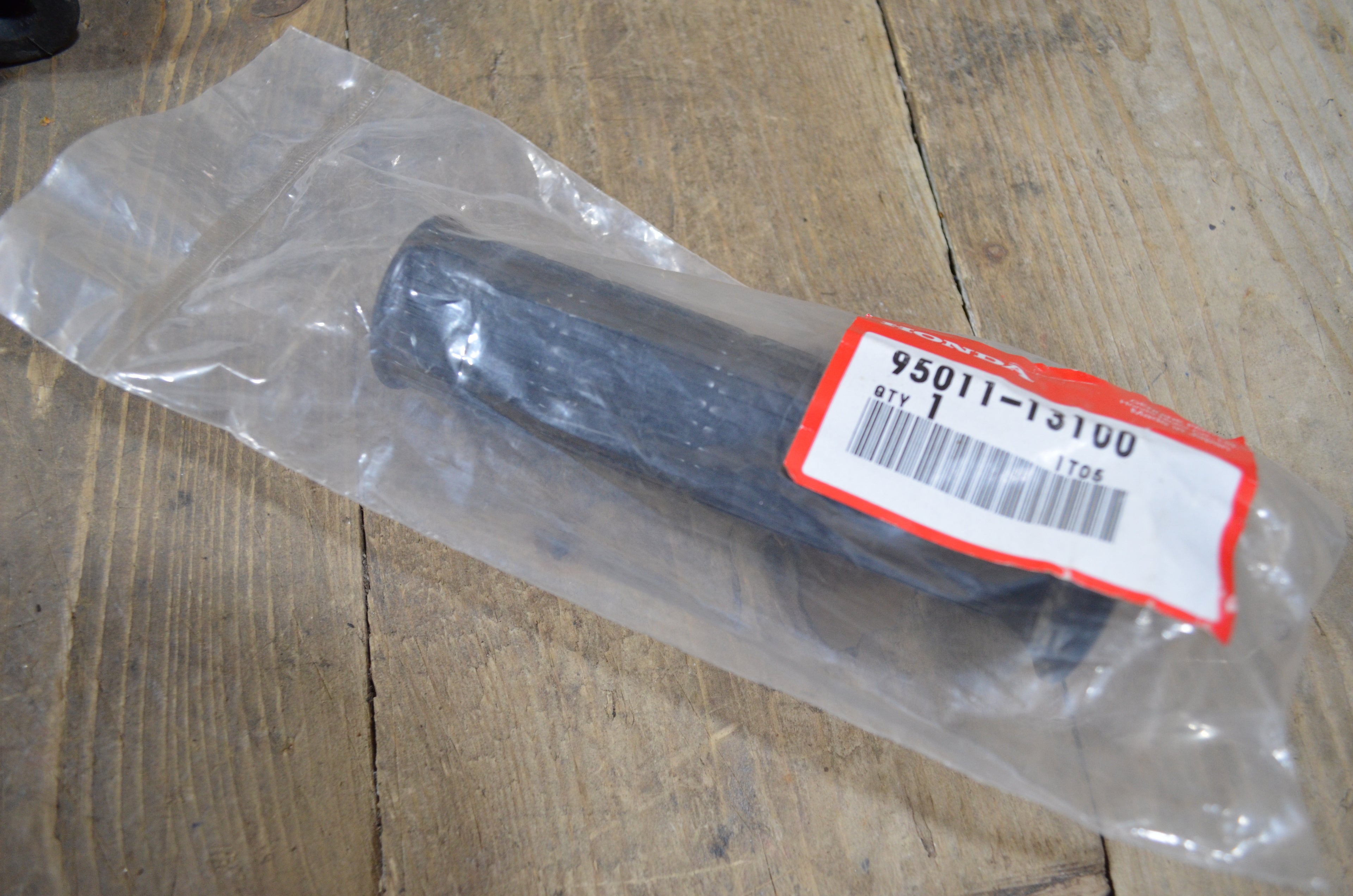 Honda CB100 K0-K2 ,Right Hand Grip, Genuine NOS Honda Part Number 95011-13100