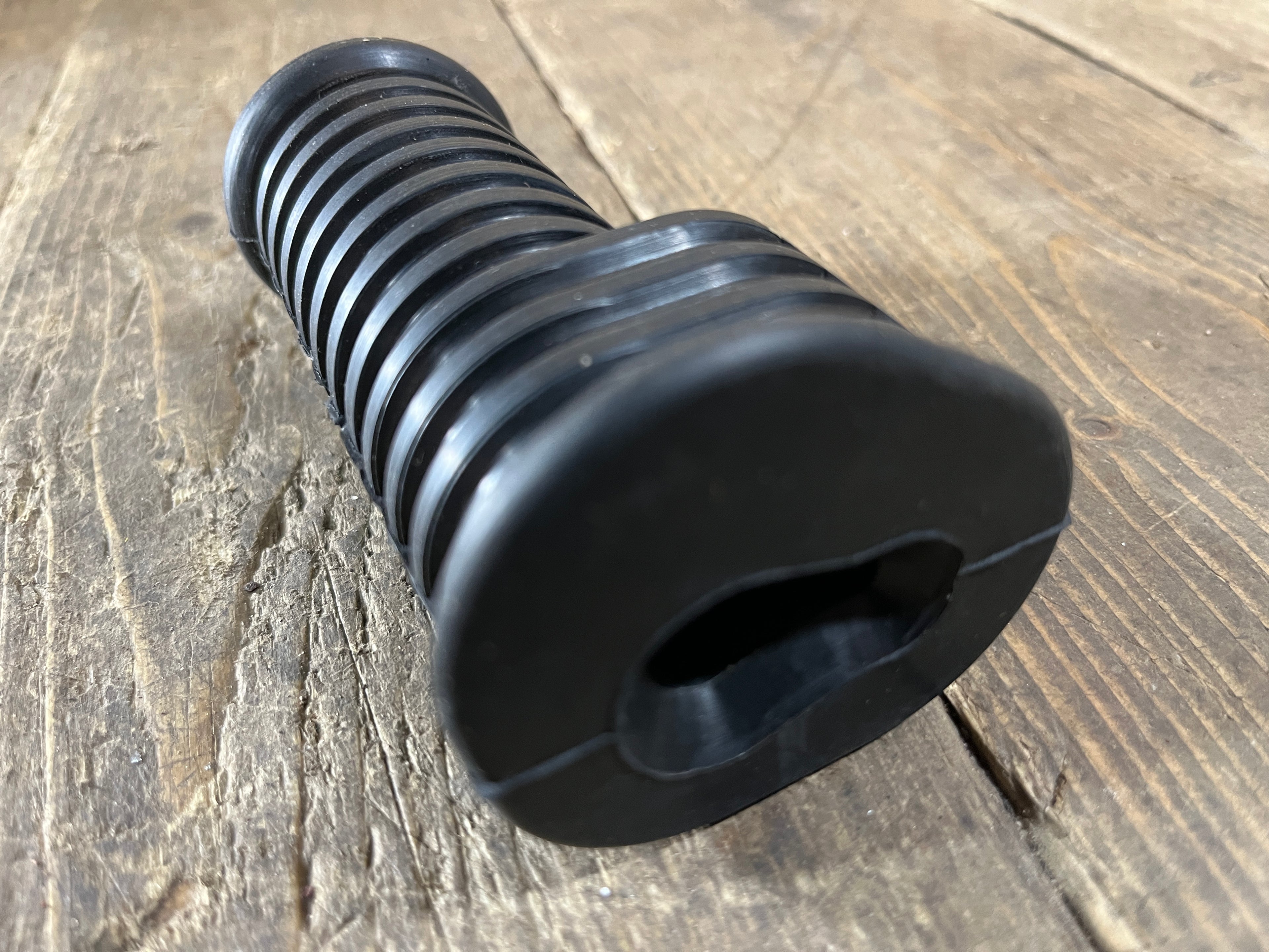 Honda C70 C75 C76 C76 ,Right Side Footrest Rubber, NOS Part Number 50661-250-000