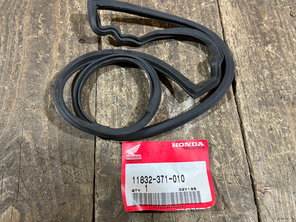 Honda GL1000 ,Left Side Rocker Cover Rubber, Genuine NOS Honda Part Number 11832-371-010