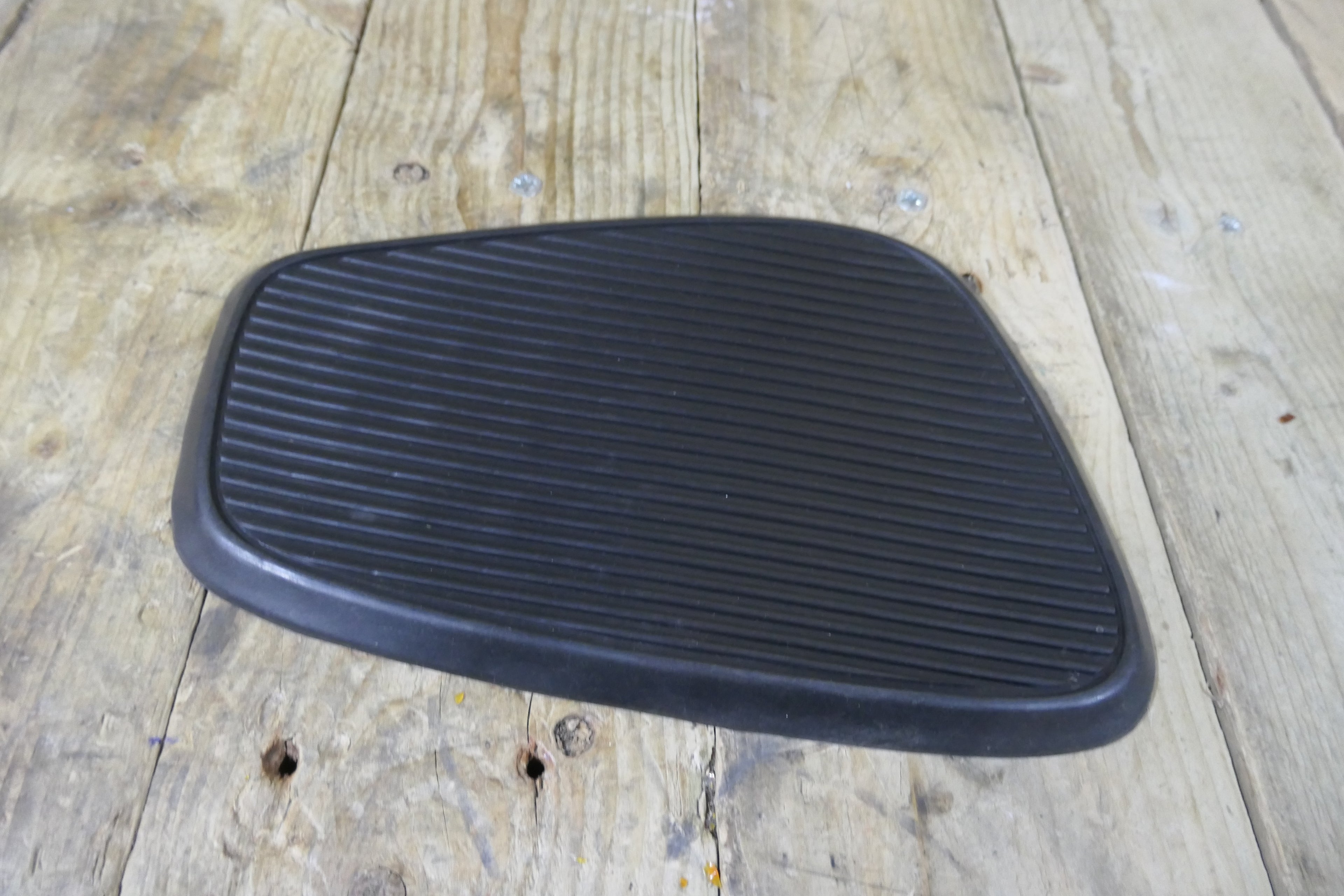 Honda CA77 ,Left Rubber Knee Grip, Genuine NOS Honda Part Number 17662-266-000