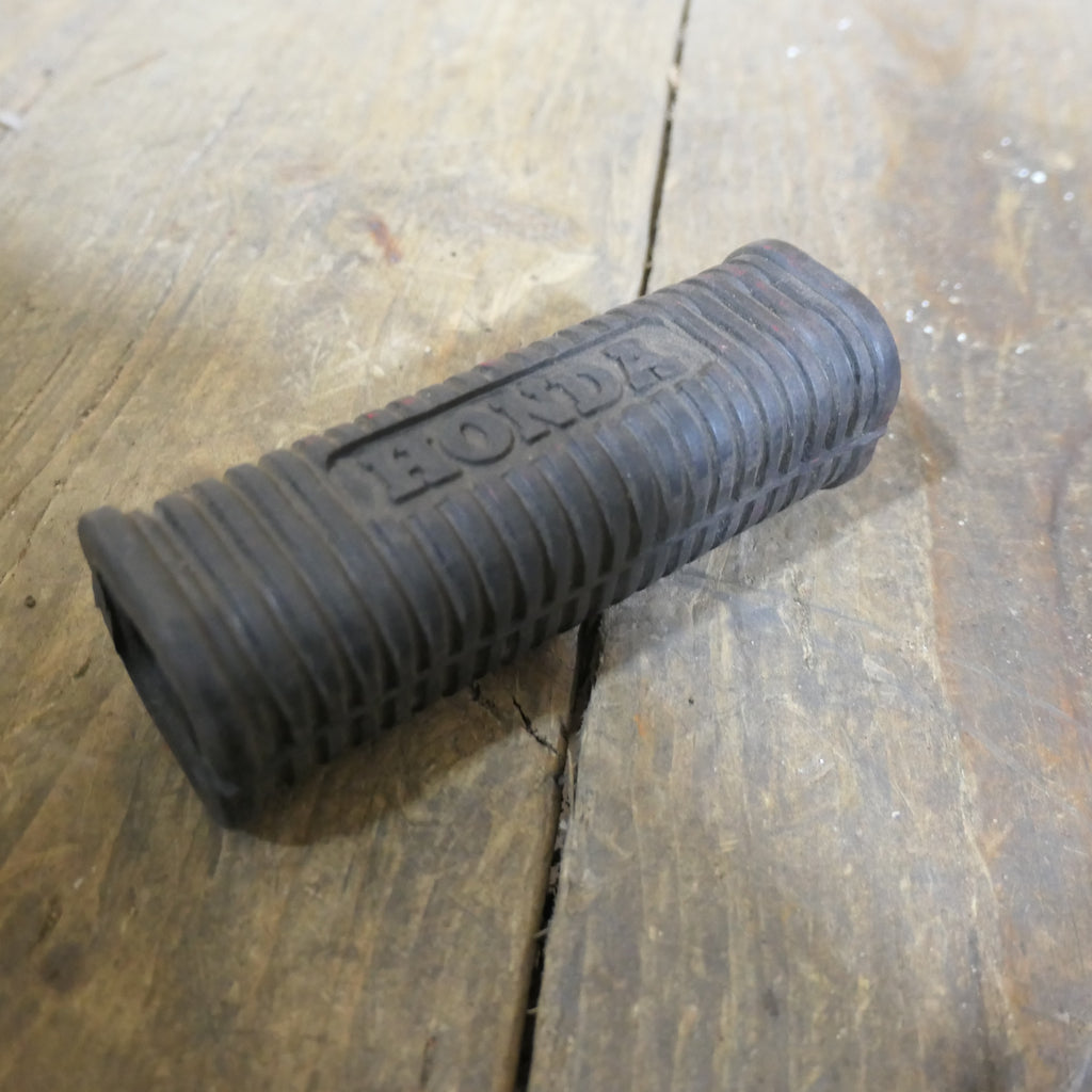 Honda C200 C77 C78 ,Pillion Footrest Rubber, Genuine NOS Part Number 50705-024-000