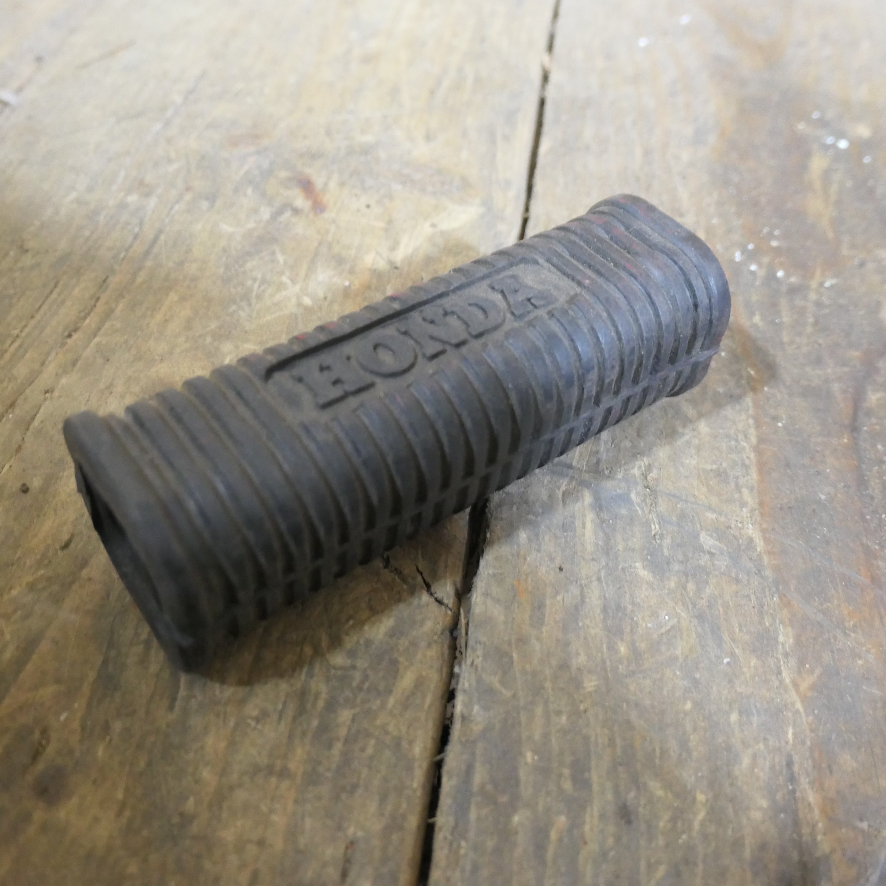 Honda C200 C77 C78 ,Pillion Footrest Rubber, Genuine NOS Part Number 50705-024-000