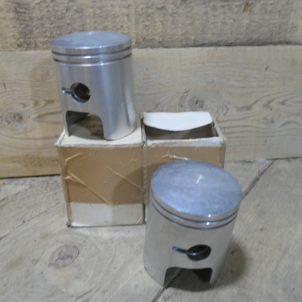 Suzuki ,GT250A Pistons, with Rings NOS In Original Boxes